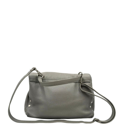 Retro di una borsa Zanellato in pelle martellata grigio chiaro, parti con metalliche argentate; munita di un manico singolo, tracolla amovibile e regolabile. Completa di dustbag.