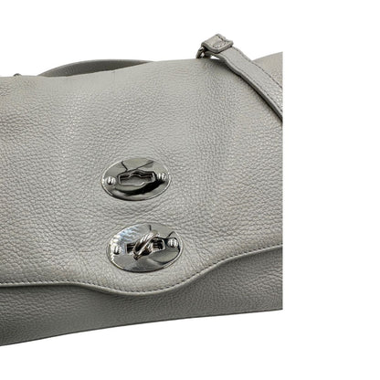 Chiusura di una borsa Zanellato in pelle martellata grigio chiaro, parti con metalliche argentate; munita di un manico singolo, tracolla amovibile e regolabile. Completa di dustbag.