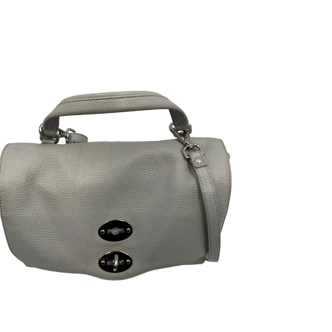 Vista superiore di una borsa Zanellato in pelle martellata grigio chiaro, parti con metalliche argentate; munita di un manico singolo, tracolla amovibile e regolabile. Completa di dustbag.