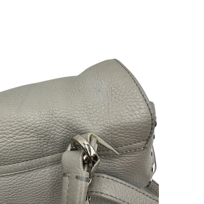 Difetto del pellame di una borsa Zanellato in pelle martellata grigio chiaro, parti con metalliche argentate; munita di un manico singolo, tracolla amovibile e regolabile. Completa di dustbag.