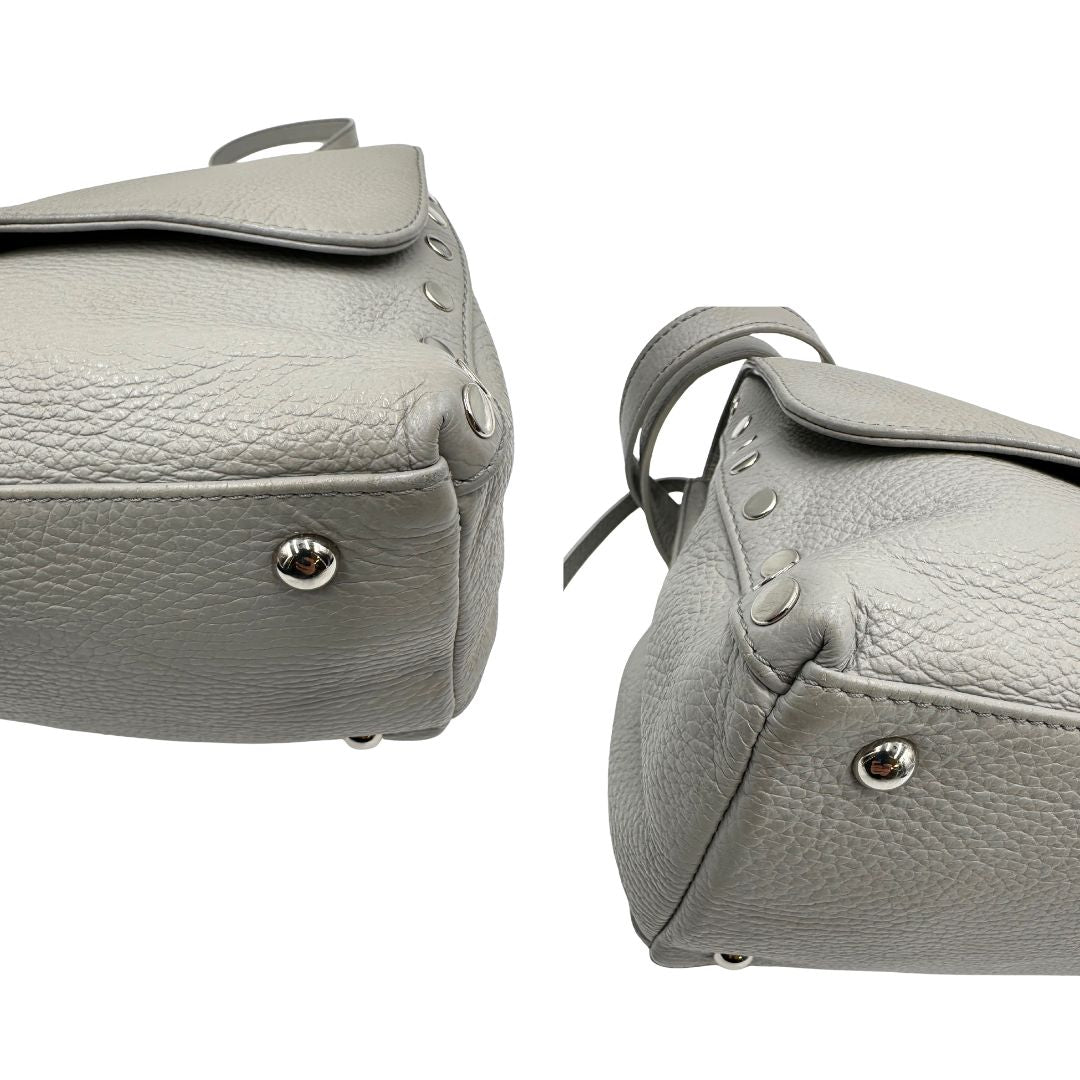 Angoli di una borsa Zanellato in pelle martellata grigio chiaro, parti con metalliche argentate; munita di un manico singolo, tracolla amovibile e regolabile. Completa di dustbag.