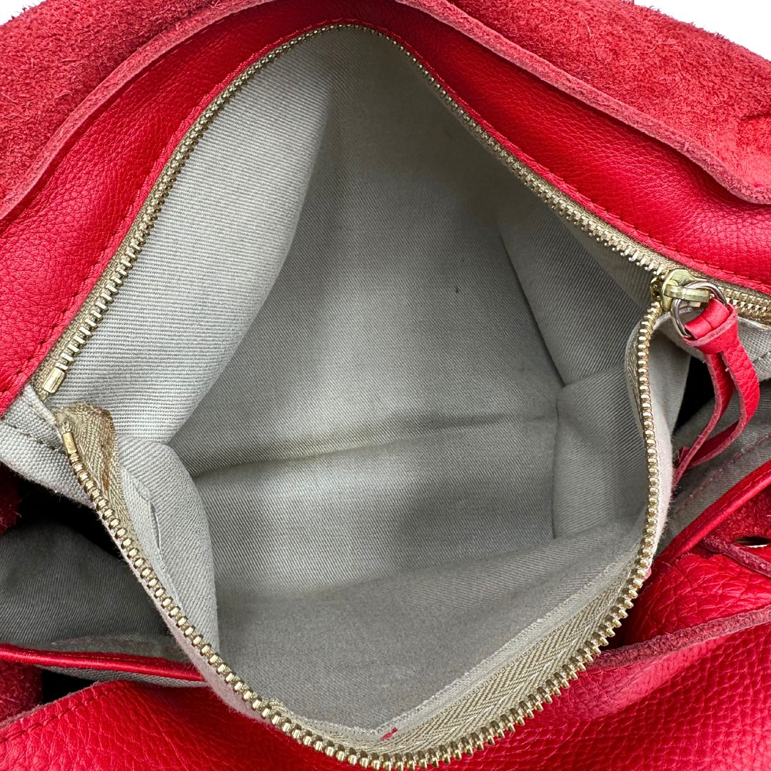 interno Borsa Zanellato in pelle martellata rossa con parti metalliche dorate; munita di un manico singolo e una tracolla amovibile e regolabile. Completa di dustbag, di lusso, originale, ottime condizioni, usata. 