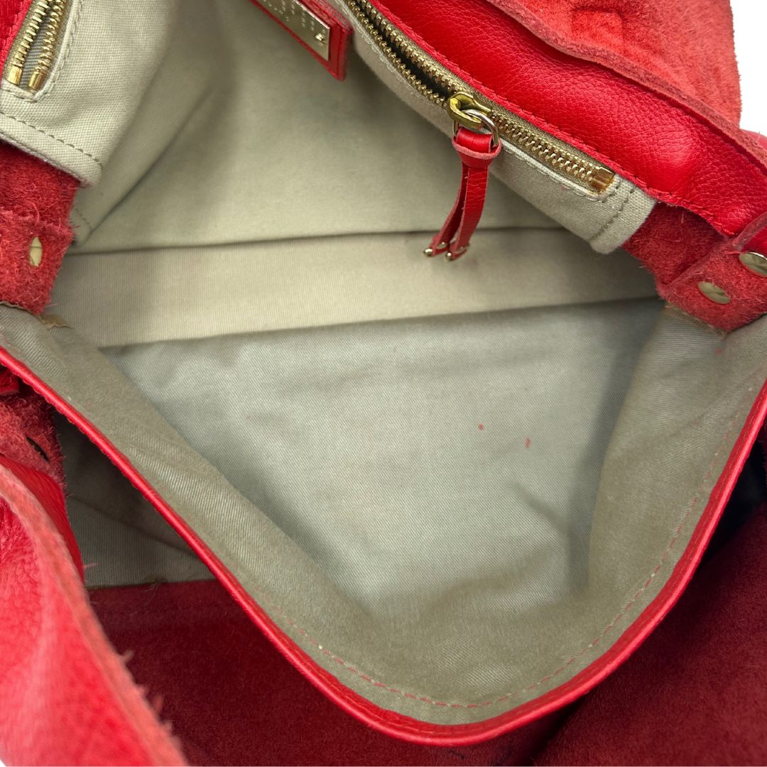 Borsa Zanellato in pelle martellata rossa con parti metalliche dorate; munita di un manico singolo e una tracolla amovibile e regolabile. Completa di dustbag, di lusso, originale, ottime condizioni, usata.