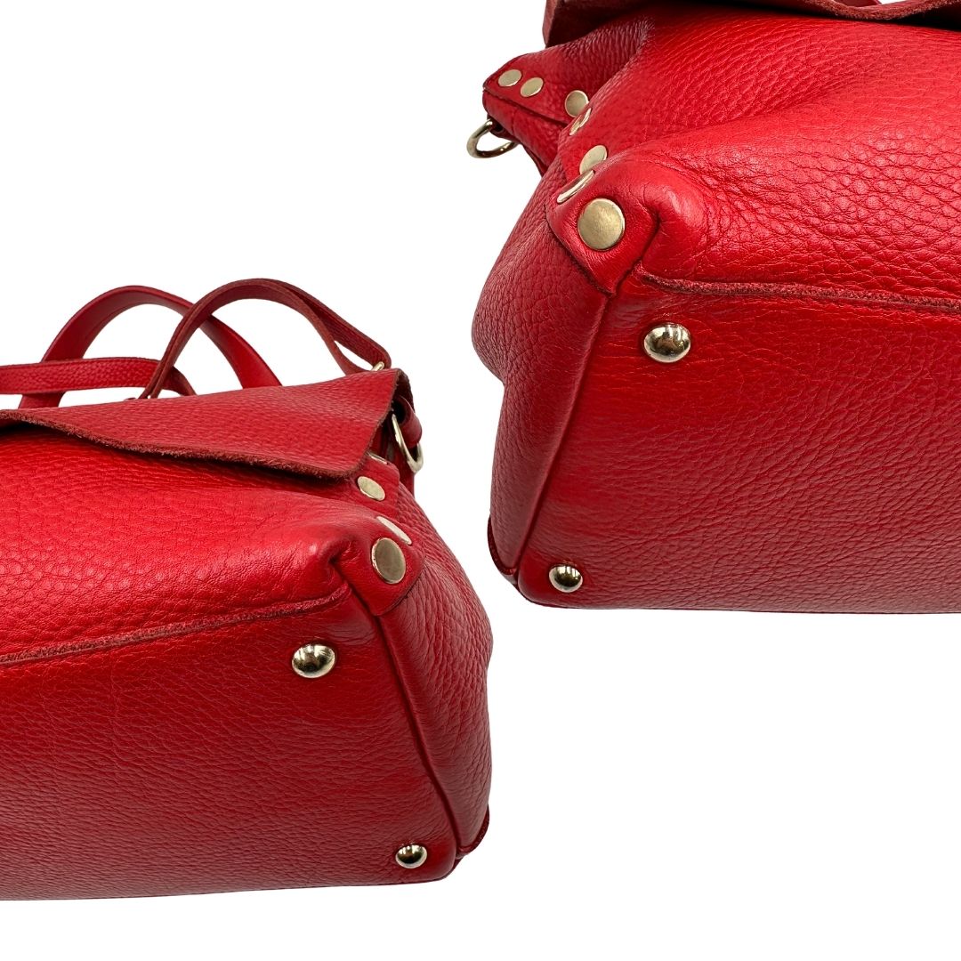 angoli Borsa Zanellato in pelle martellata rossa con parti metalliche dorate; munita di un manico singolo e una tracolla amovibile e regolabile. Completa di dustbag, di lusso, originale, ottime condizioni, usata. 