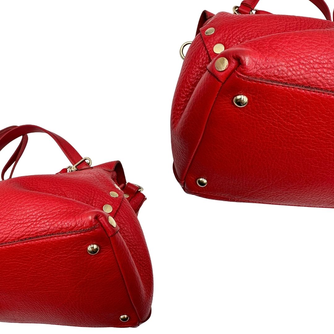 angoli Borsa Zanellato in pelle martellata rossa con parti metalliche dorate; munita di un manico singolo e una tracolla amovibile e regolabile. Completa di dustbag, di lusso, originale, ottime condizioni, usata. 