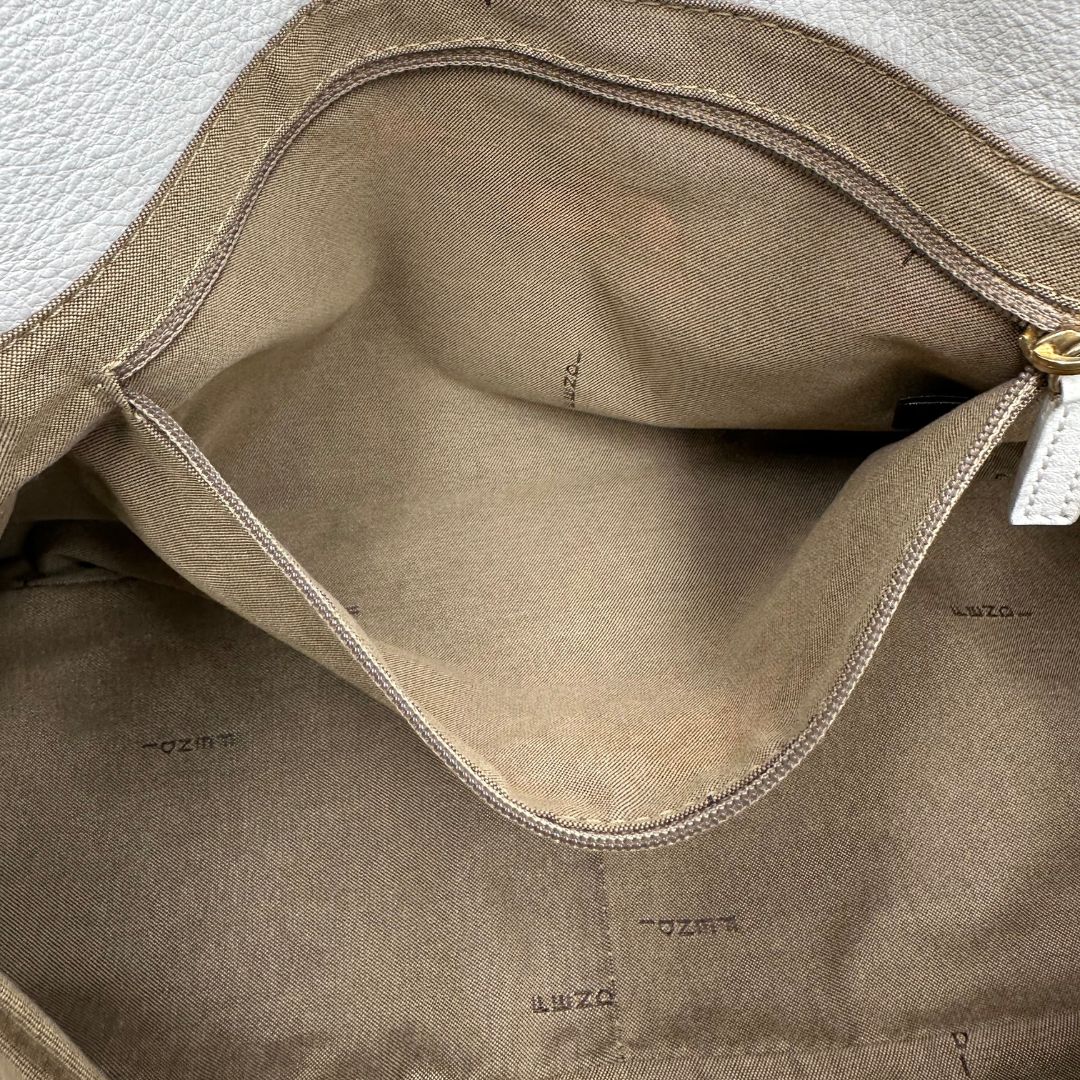 interno Borsa Fendi in pelle bianca con parti metalliche dorate; munita di una tracolla regolabile e amovibile e un manico singolo, di lusso, originale, ottime condizioni. 