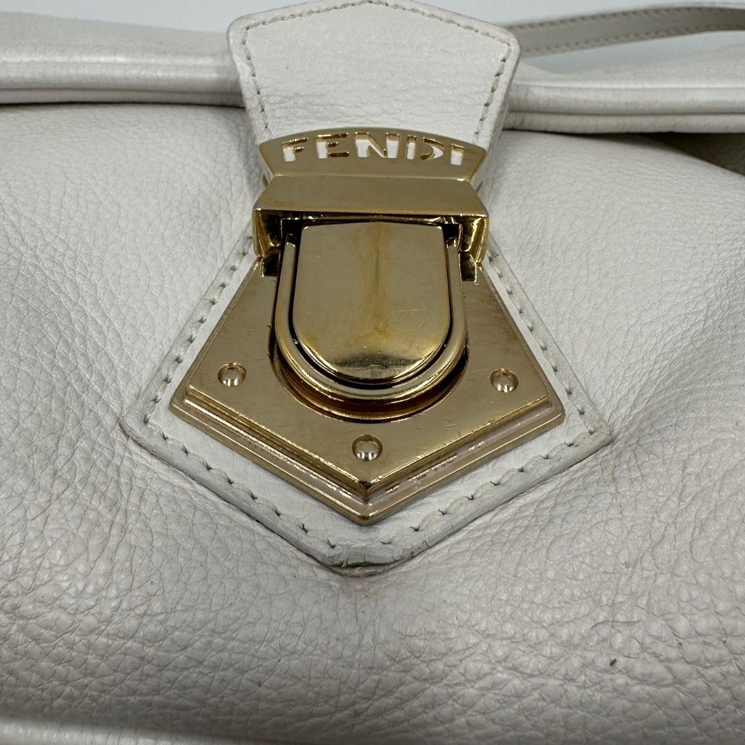 chiusura Borsa Fendi in pelle bianca con parti metalliche dorate; munita di una tracolla regolabile e amovibile e un manico singolo, di lusso, originale, ottime condizioni. 