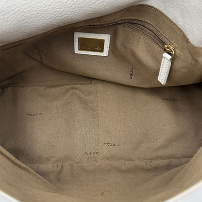 interno Borsa Fendi in pelle bianca con parti metalliche dorate; munita di una tracolla regolabile e amovibile e un manico singolo, di lusso, originale, ottime condizioni. 