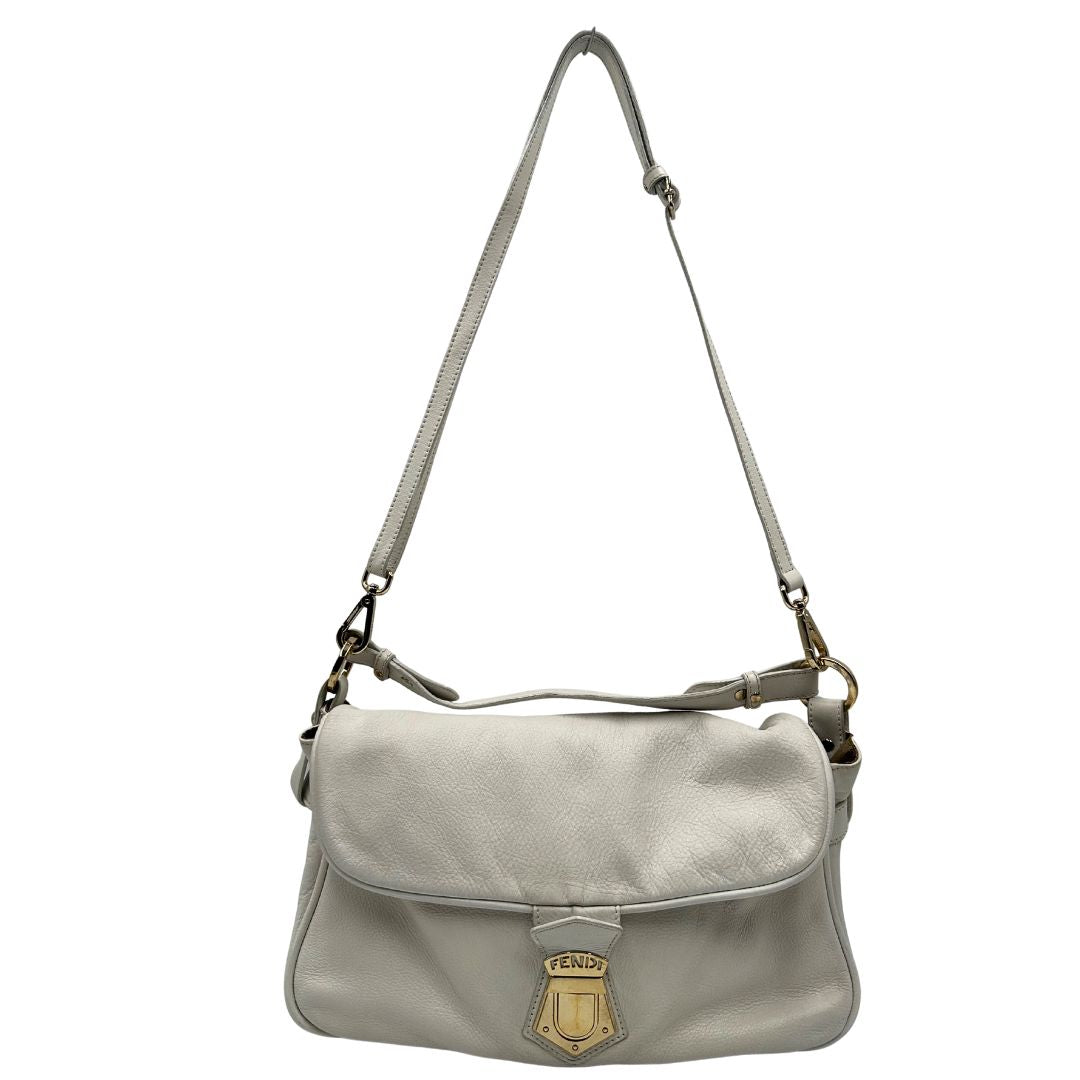 front Borsa Fendi in pelle bianca con parti metalliche dorate; munita di una tracolla regolabile e amovibile e un manico singolo, di lusso, originale, ottime condizioni.