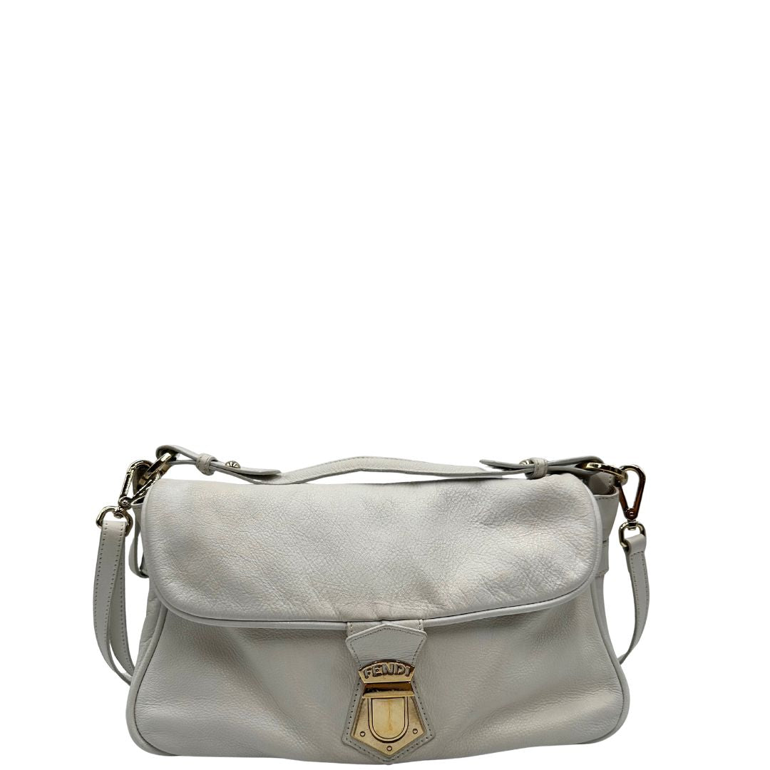 front Borsa Fendi in pelle bianca con parti metalliche dorate; munita di una tracolla regolabile e amovibile e un manico singolo, di lusso, originale, ottime condizioni. 