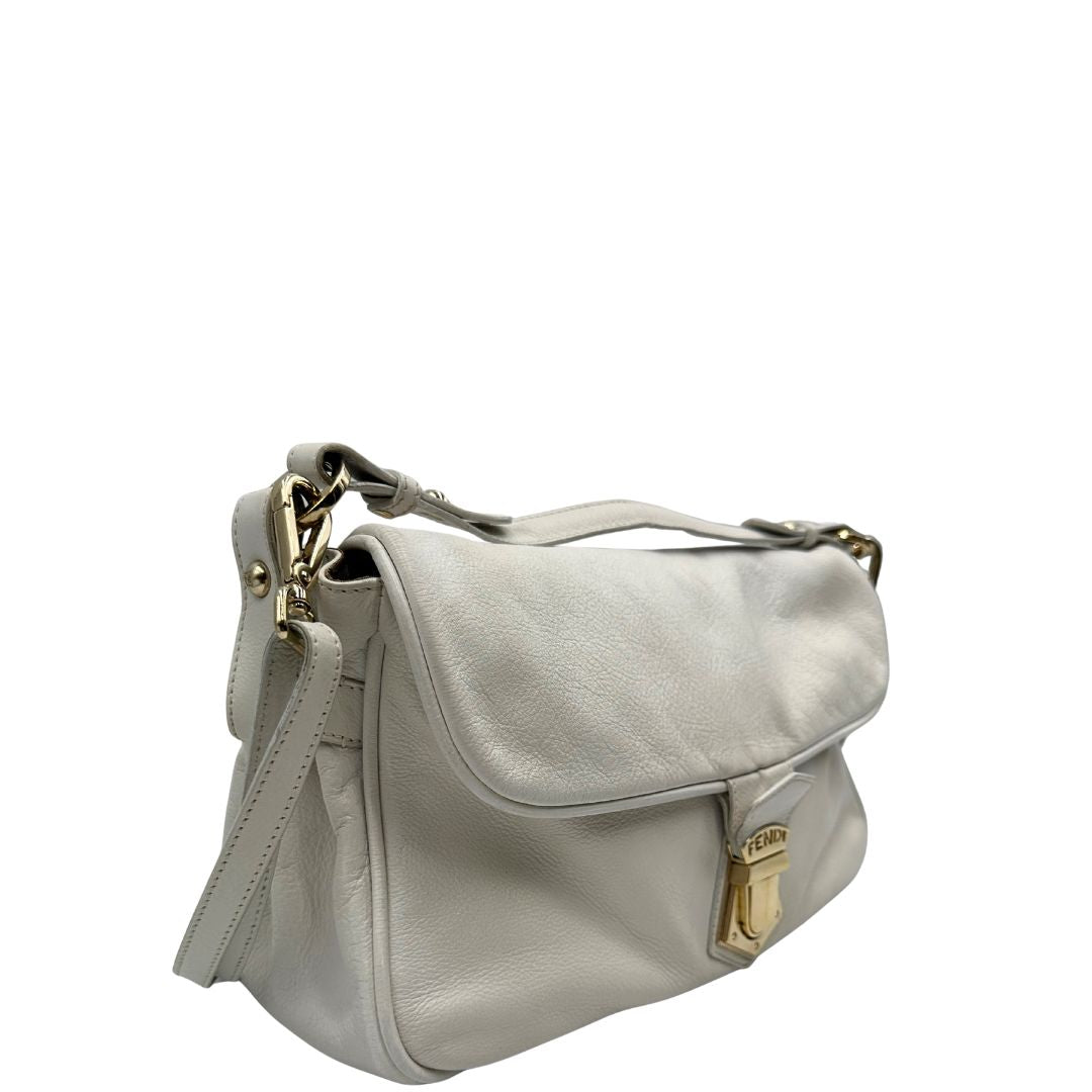 lato Borsa Fendi in pelle bianca con parti metalliche dorate; munita di una tracolla regolabile e amovibile e un manico singolo, di lusso, originale, ottime condizioni. 