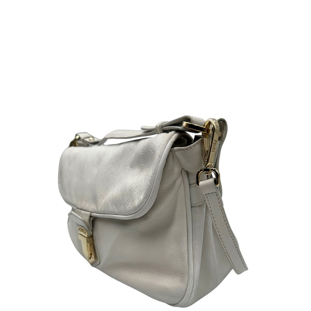 lato Borsa Fendi in pelle bianca con parti metalliche dorate; munita di una tracolla regolabile e amovibile e un manico singolo, di lusso, originale, ottime condizioni. 