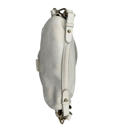 manico Borsa Fendi in pelle bianca con parti metalliche dorate; munita di una tracolla regolabile e amovibile e un manico singolo, di lusso, originale, ottime condizioni.