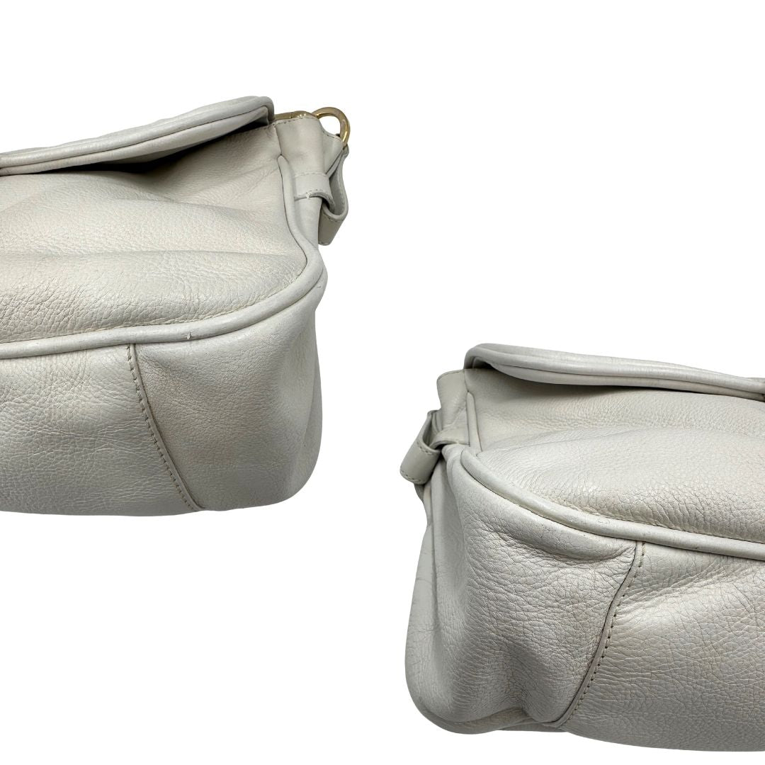 angoli Borsa Fendi in pelle bianca con parti metalliche dorate; munita di una tracolla regolabile e amovibile e un manico singolo, di lusso, originale, ottime condizioni.