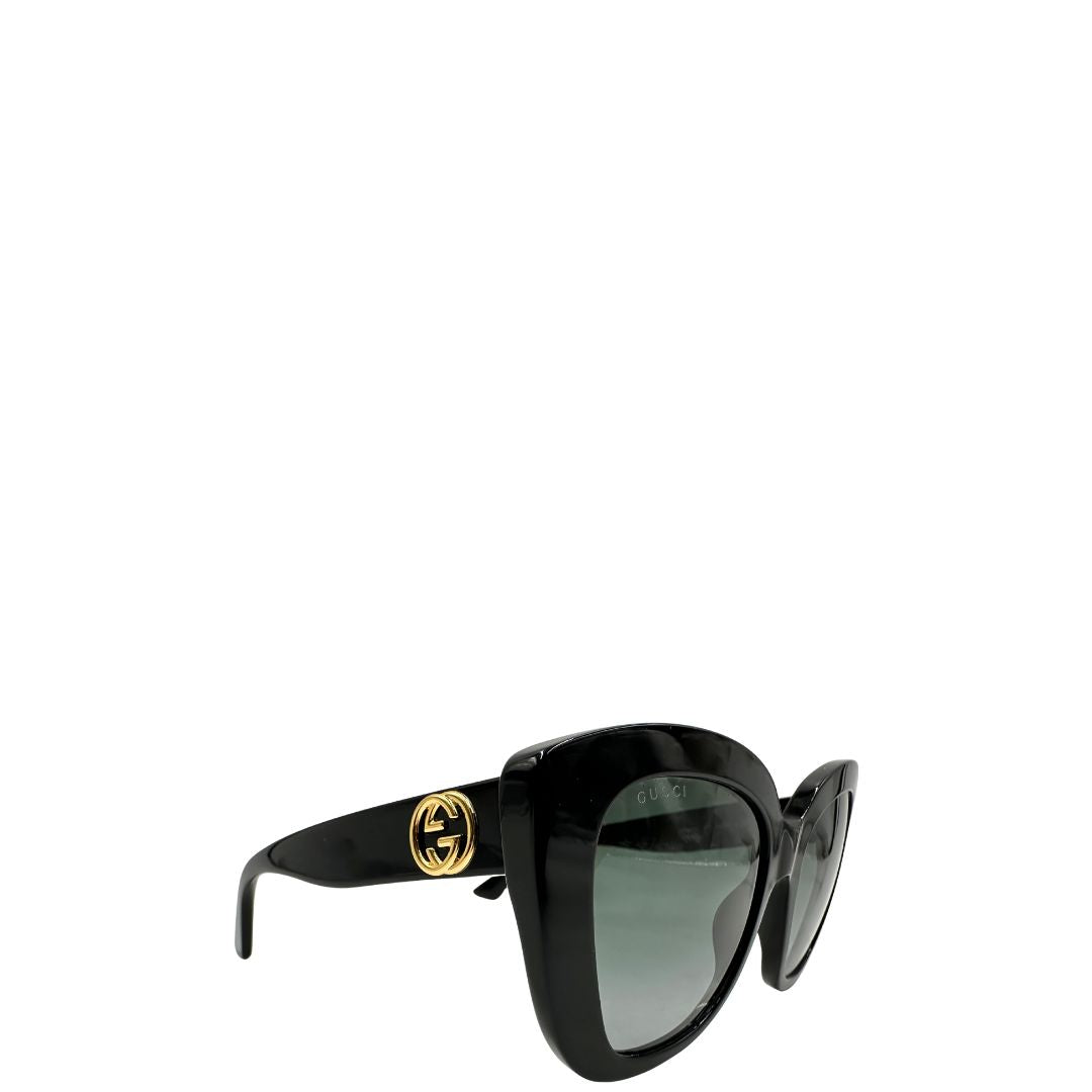 Occhiali da sole Gucci in acetato nero rifiniti con doppie G in metallo dorato sulle asticelle. Completi di custodia e sacchetto protettivo, di lusso, originali, ottime condizioni.