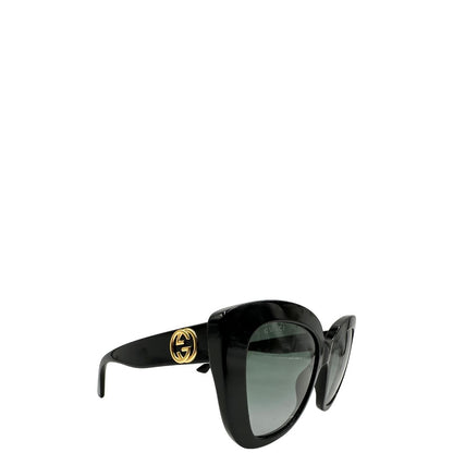 Occhiali da sole Gucci in acetato nero rifiniti con doppie G in metallo dorato sulle asticelle. Completi di custodia e sacchetto protettivo, di lusso, originali, ottime condizioni.