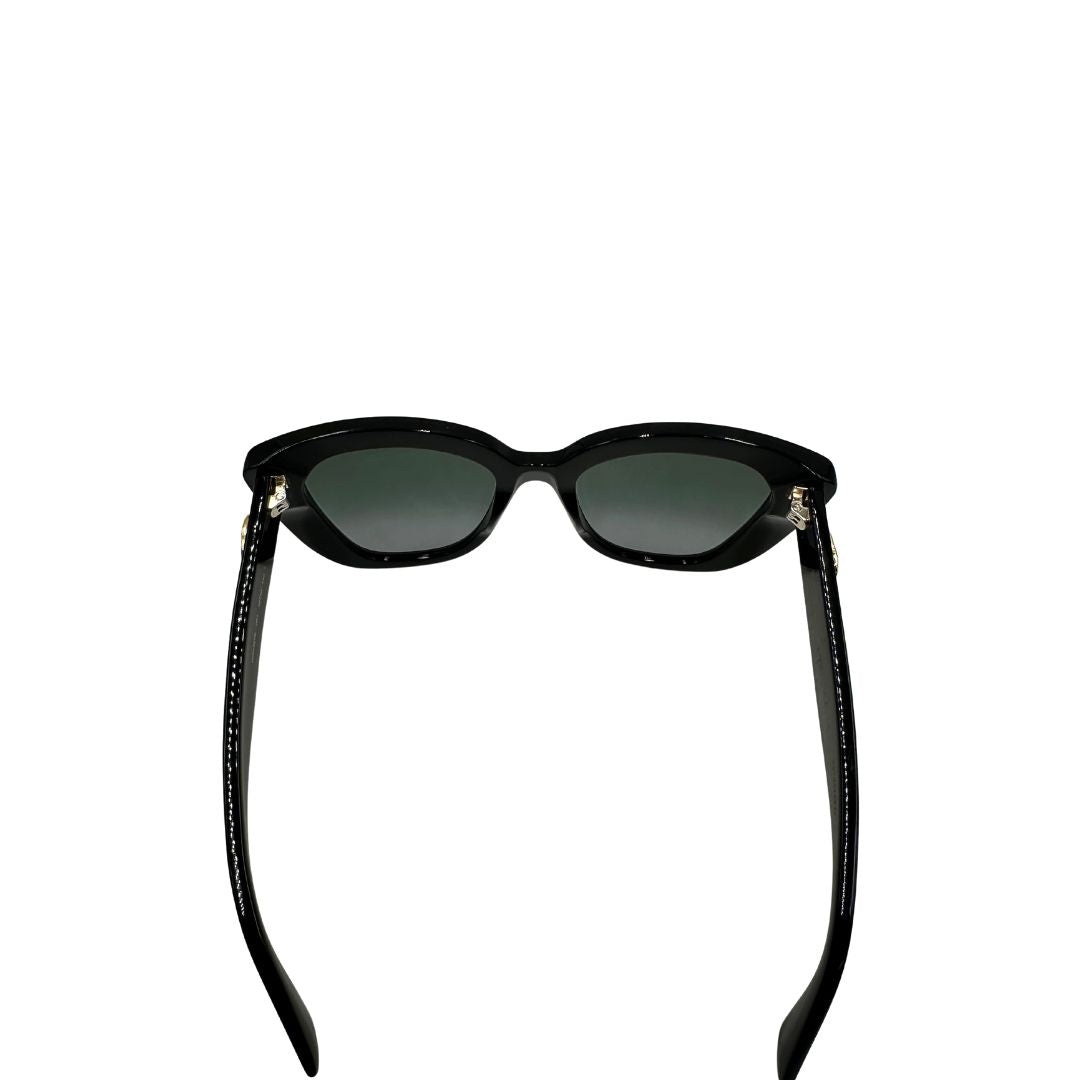 Occhiali da sole Gucci in acetato nero rifiniti con doppie G in metallo dorato sulle asticelle. Completi di custodia e sacchetto protettivo, di lusso, originali, ottime condizioni.