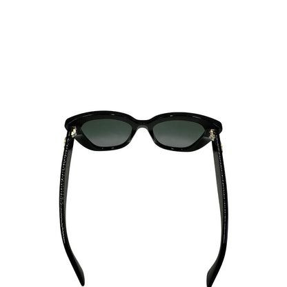 Occhiali da sole Gucci in acetato nero rifiniti con doppie G in metallo dorato sulle asticelle. Completi di custodia e sacchetto protettivo, di lusso, originali, ottime condizioni.