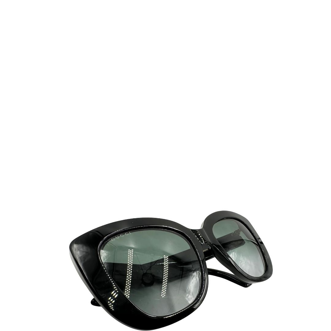 Occhiali da sole Gucci in acetato nero rifiniti con doppie G in metallo dorato sulle asticelle. Completi di custodia e sacchetto protettivo, di lusso, originali, ottime condizioni.