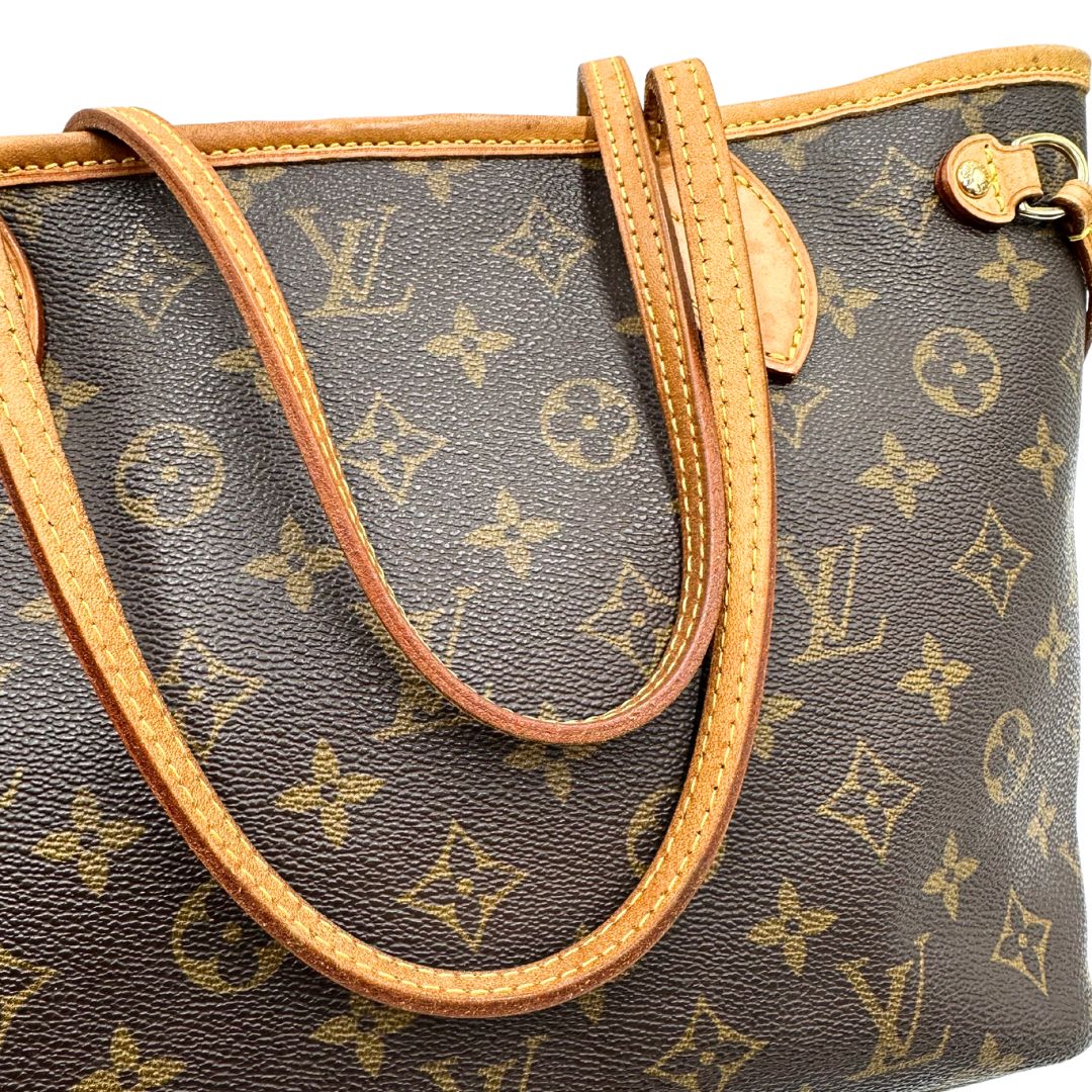manici Borsa Louis Vuitton in canvas marrone monogram con finiture in vacchetta naturale e parti metalliche dorate; munita di doppi manici, indossabile a spalla. Full set, di lusso, originale, ottime condizioni. 