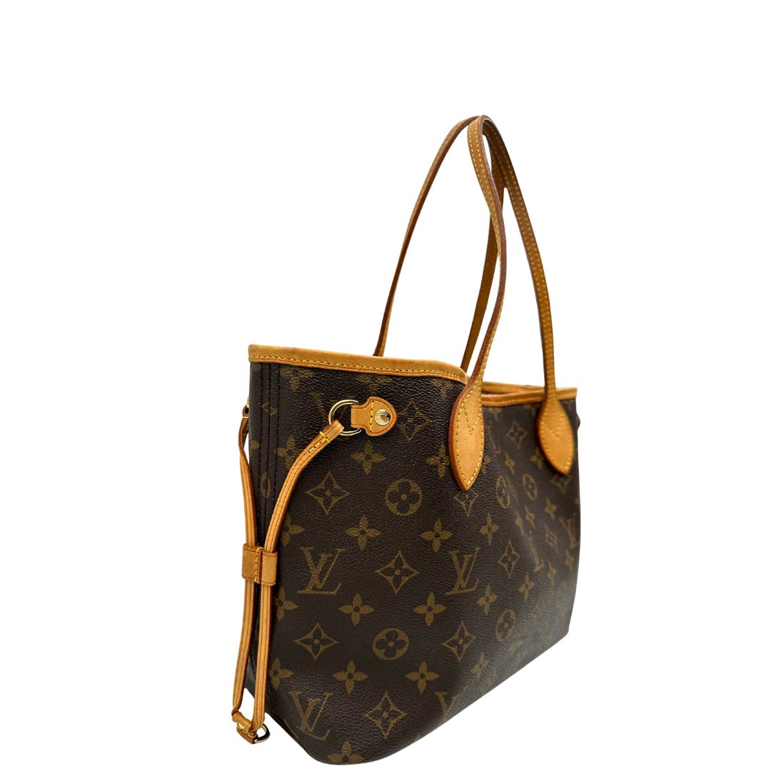 lato Borsa Louis Vuitton in canvas marrone monogram con finiture in vacchetta naturale e parti metalliche dorate; munita di doppi manici, indossabile a spalla. Full set, di lusso, originale, ottime condizioni. 