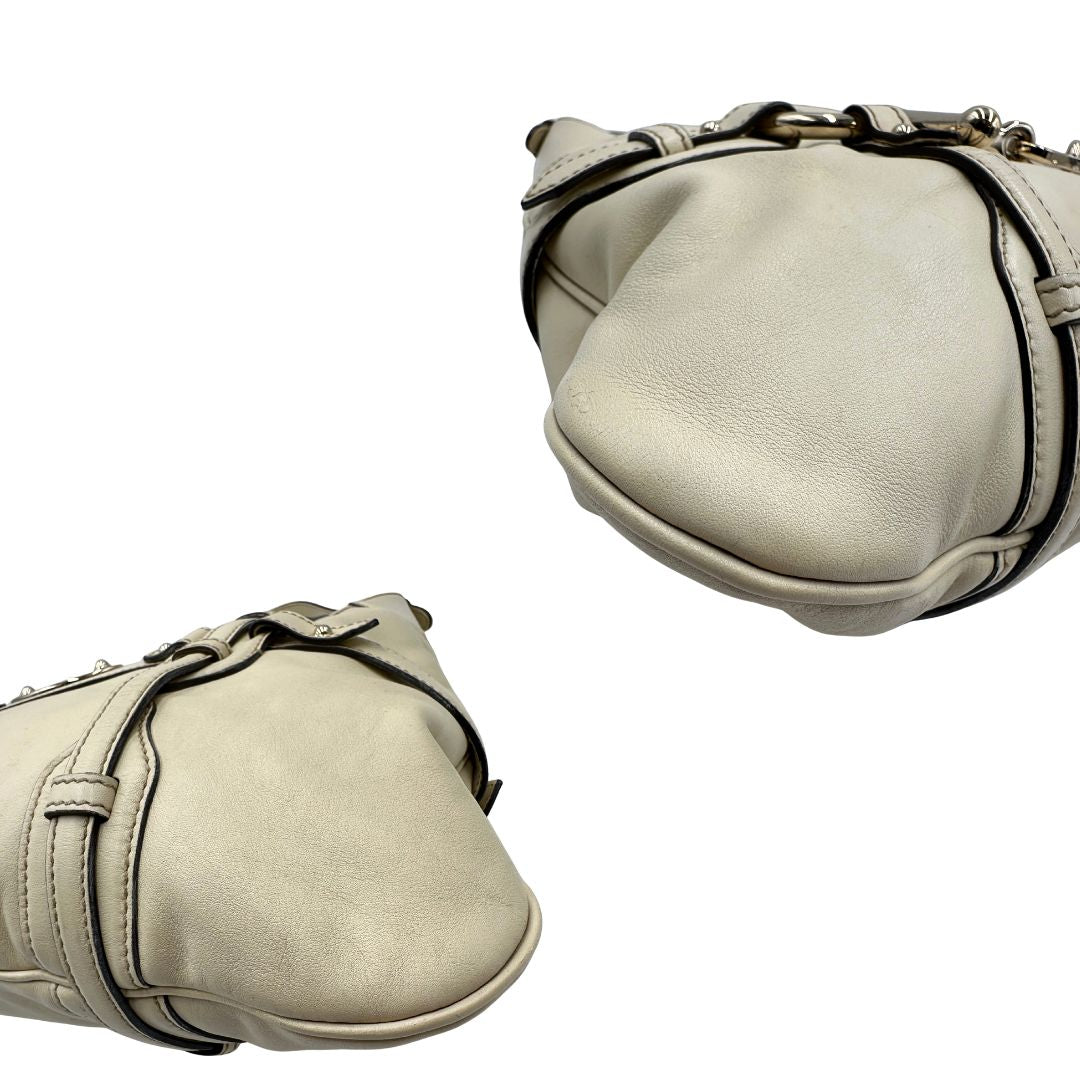 angoli Borsa Gucci in pelle color bianco avorio con parti metalliche oro chiaro; munita di un manico singolo, indossabile a spalla. Completa di dustbag, di lusso, originale, ottime condizioni, usata. 