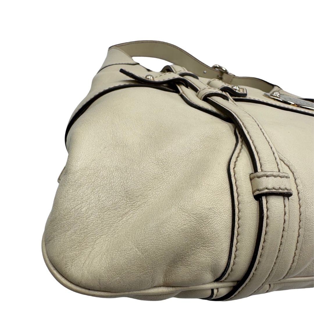 angolo Borsa Gucci in pelle color bianco avorio con parti metalliche oro chiaro; munita di un manico singolo, indossabile a spalla. Completa di dustbag, di lusso, originale, ottime condizioni, usata. 