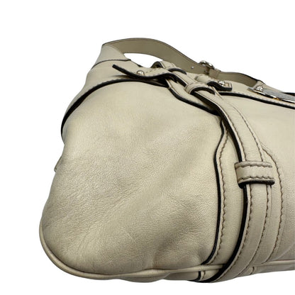 angolo Borsa Gucci in pelle color bianco avorio con parti metalliche oro chiaro; munita di un manico singolo, indossabile a spalla. Completa di dustbag, di lusso, originale, ottime condizioni, usata. 