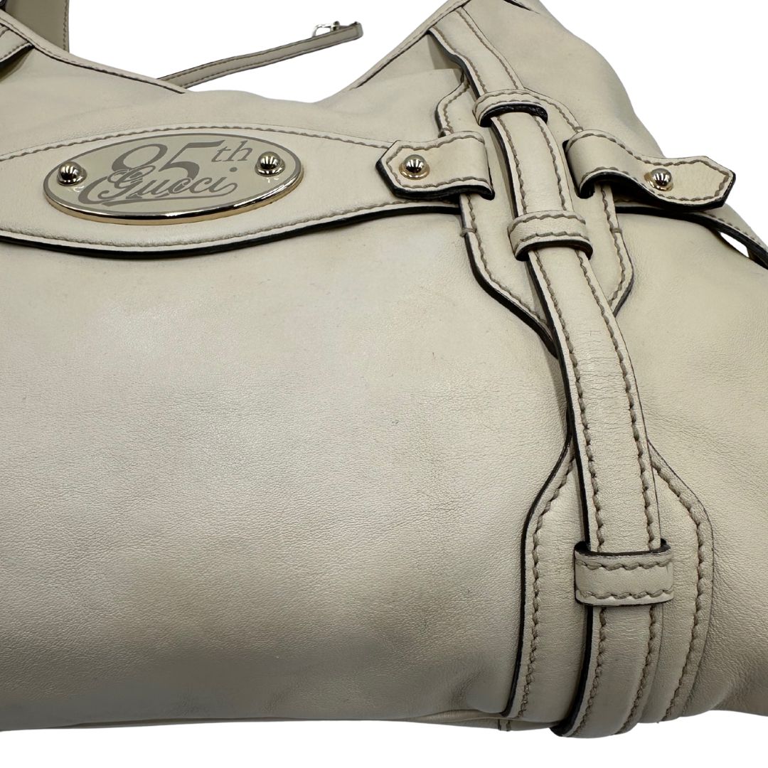 Borsa Gucci in pelle color bianco avorio con parti metalliche oro chiaro; munita di un manico singolo, indossabile a spalla. Completa di dustbag, di lusso, originale, ottime condizioni, usata. 
