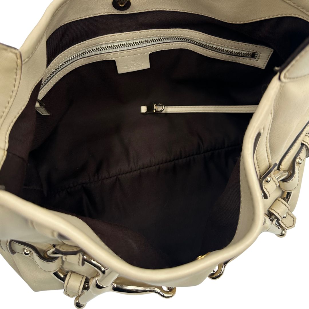 interno Borsa Gucci in pelle color bianco avorio con parti metalliche oro chiaro; munita di un manico singolo, indossabile a spalla. Completa di dustbag, di lusso, originale, ottime condizioni, usata. 