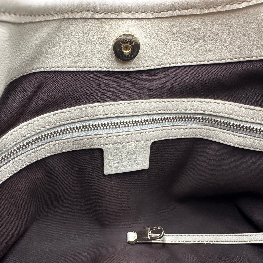 interno Borsa Gucci in pelle color bianco avorio con parti metalliche oro chiaro; munita di un manico singolo, indossabile a spalla. Completa di dustbag, di lusso, originale, ottime condizioni, usata. 