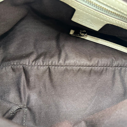 interno Borsa Gucci in pelle color bianco avorio con parti metalliche oro chiaro; munita di un manico singolo, indossabile a spalla. Completa di dustbag, di lusso, originale, ottime condizioni, usata. 