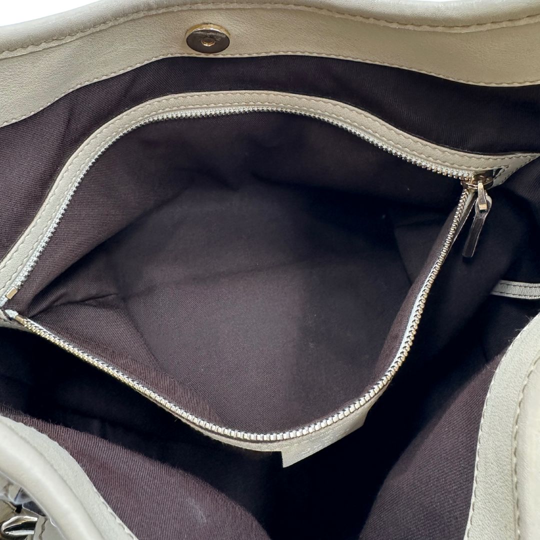 interno Borsa Gucci in pelle color bianco avorio con parti metalliche oro chiaro; munita di un manico singolo, indossabile a spalla. Completa di dustbag, di lusso, originale, ottime condizioni, usata. 