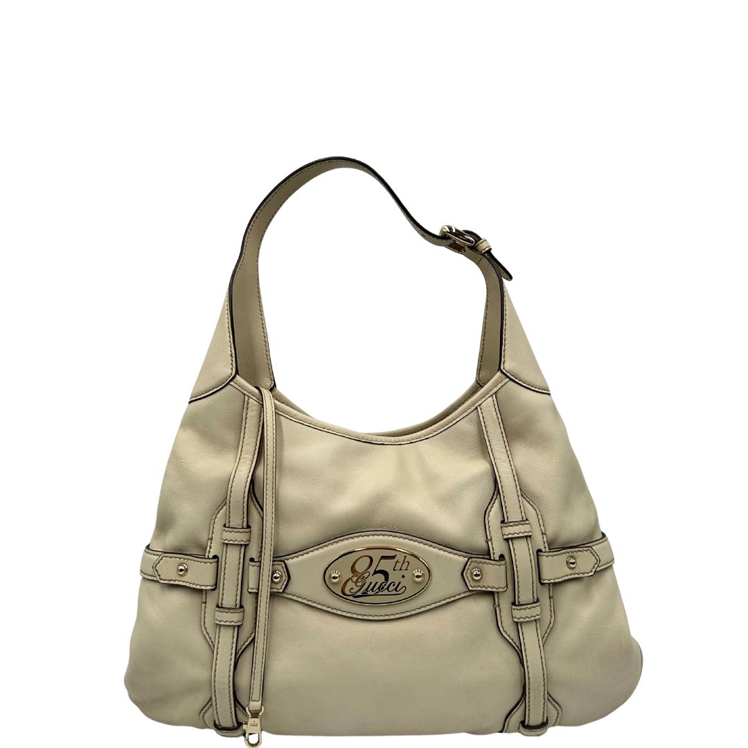 retro Borsa Gucci in pelle color bianco avorio con parti metalliche oro chiaro; munita di un manico singolo, indossabile a spalla. Completa di dustbag, di lusso, originale, ottime condizioni, usata. 
