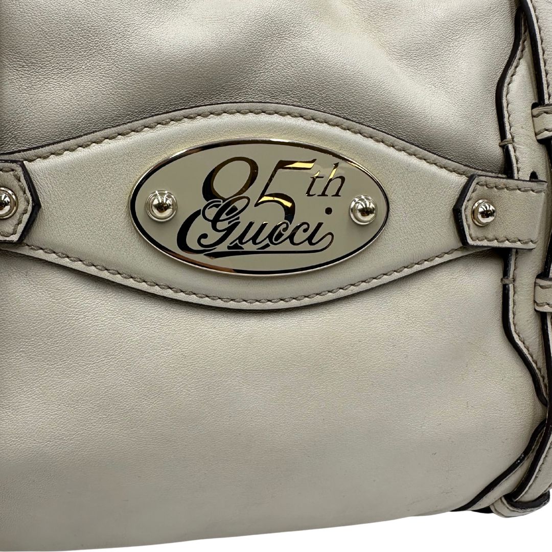 Borsa Gucci in pelle color bianco avorio con parti metalliche oro chiaro; munita di un manico singolo, indossabile a spalla. Completa di dustbag, di lusso, originale, ottime condizioni, usata. 