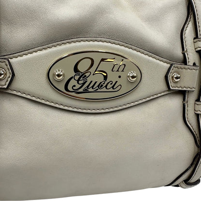 Borsa Gucci in pelle color bianco avorio con parti metalliche oro chiaro; munita di un manico singolo, indossabile a spalla. Completa di dustbag, di lusso, originale, ottime condizioni, usata. 