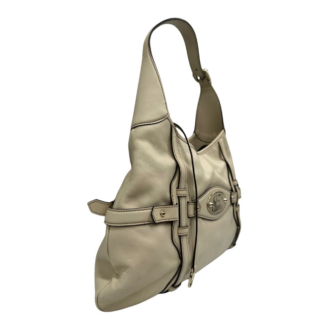 lato Borsa Gucci in pelle color bianco avorio con parti metalliche oro chiaro; munita di un manico singolo, indossabile a spalla. Completa di dustbag, di lusso, originale, ottime condizioni, usata.