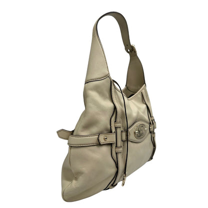 lato Borsa Gucci in pelle color bianco avorio con parti metalliche oro chiaro; munita di un manico singolo, indossabile a spalla. Completa di dustbag, di lusso, originale, ottime condizioni, usata.