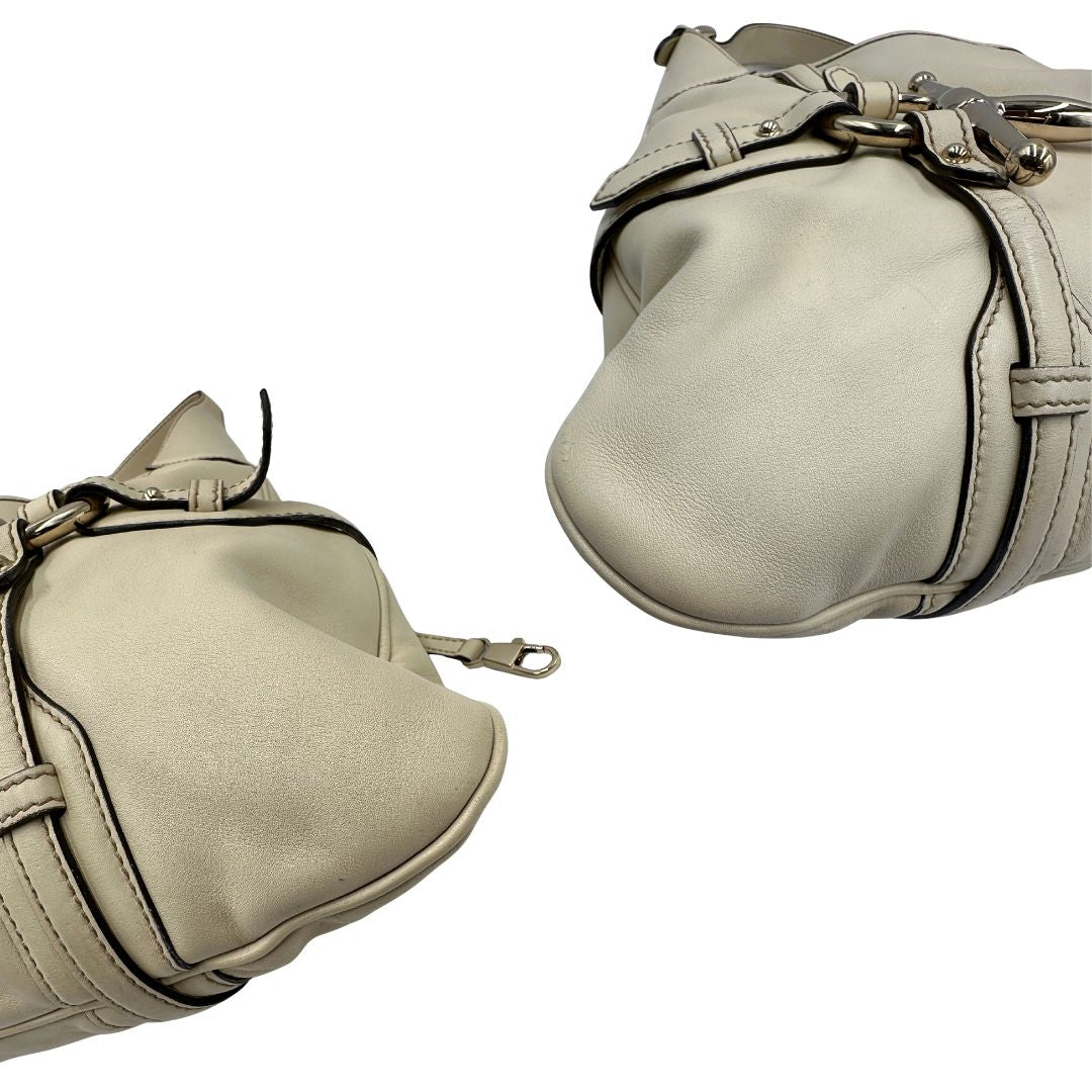 angoli Borsa Gucci in pelle color bianco avorio con parti metalliche oro chiaro; munita di un manico singolo, indossabile a spalla. Completa di dustbag, di lusso, originale, ottime condizioni, usata. 