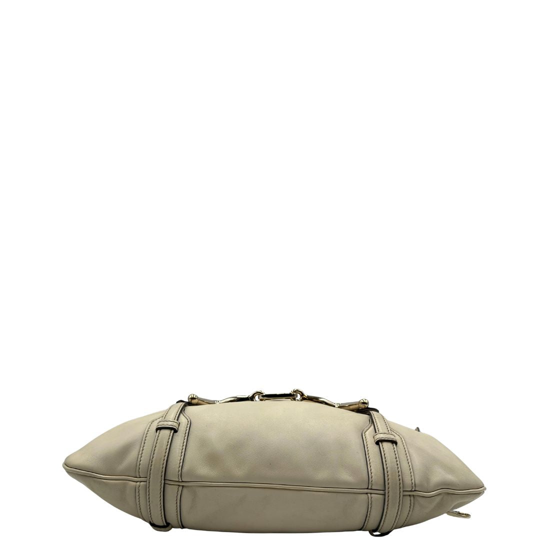 base Borsa Gucci in pelle color bianco avorio con parti metalliche oro chiaro; munita di un manico singolo, indossabile a spalla. Completa di dustbag, di lusso, originale, ottime condizioni, usata. 