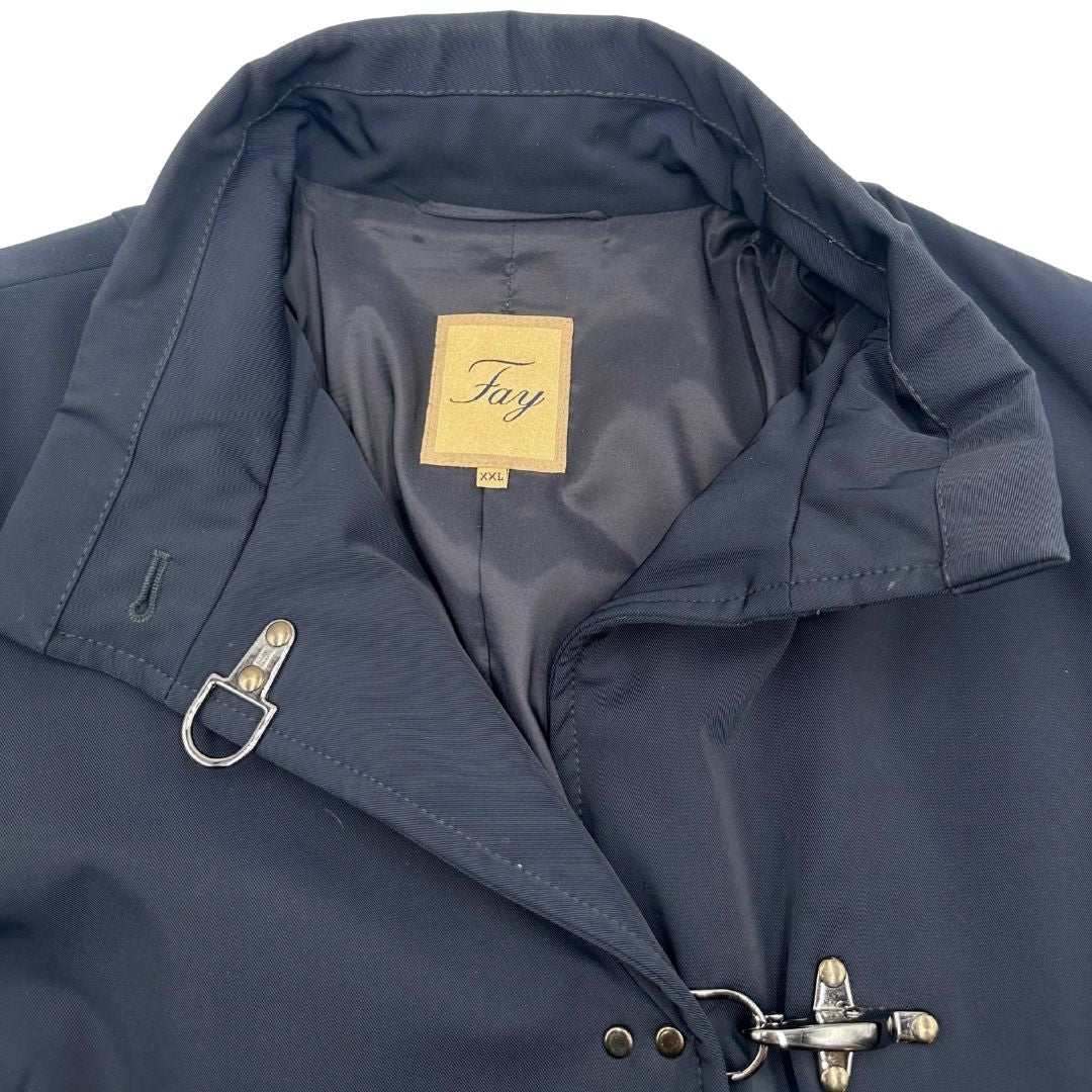 Giubbino Fay in 93% poliestere e 7% elastan blu navy, con iconici ganci Fay per la chiusura.