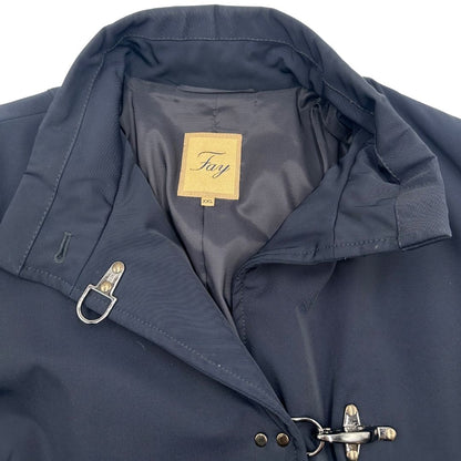 Giubbino Fay in 93% poliestere e 7% elastan blu navy, con iconici ganci Fay per la chiusura.