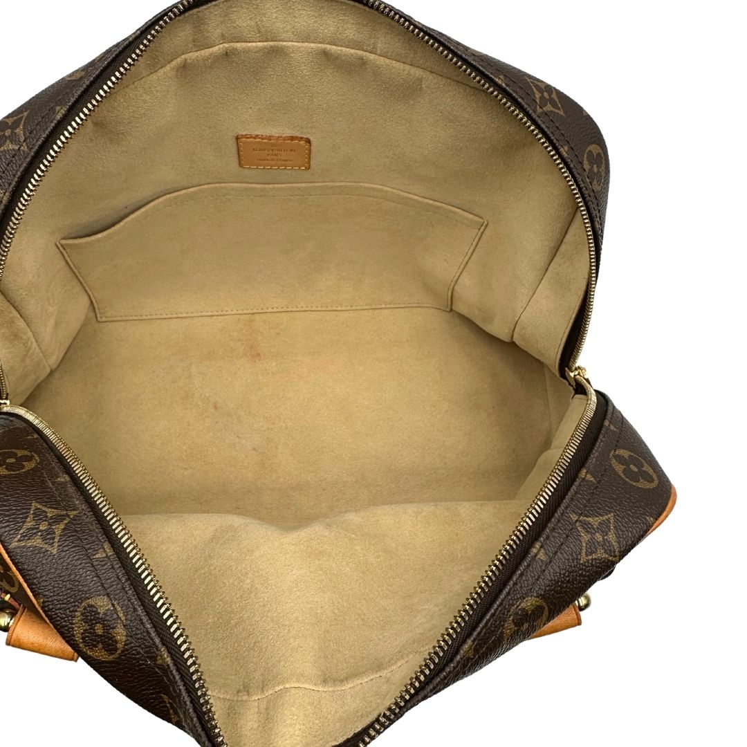 interno Borsa Louis Vuitton in canvas marrone monogram con finiture in vacchetta naturale e parti metalliche dorate; munita di doppi manici. Indossabile a mano, di lusso, originale, ottime condizioni. 