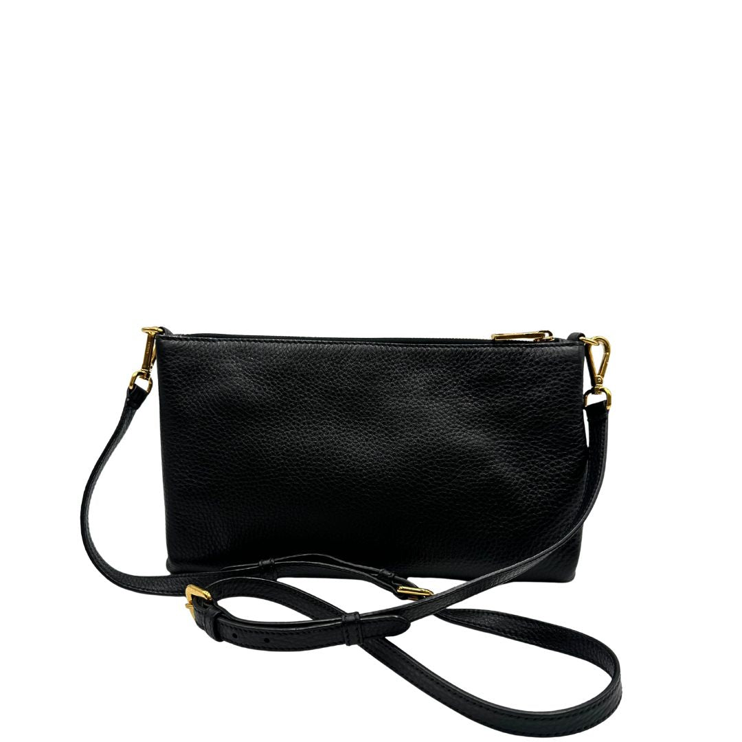 retro Borsa Prada in pelle martellata nera con parti metalliche dorate; munita di una tracolla amovibile e regolabile, da portare a mano, a spalla o a tracolla. Completa di dustbag, di lusso, originale, eccellenti condizioni, usata. 