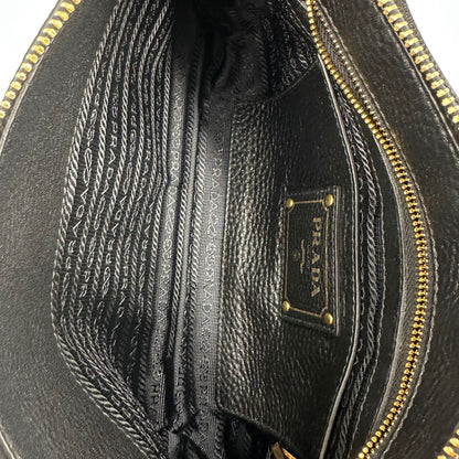 interno Borsa Prada in pelle martellata nera con parti metalliche dorate; munita di una tracolla amovibile e regolabile, da portare a mano, a spalla o a tracolla. Completa di dustbag, di lusso, originale, eccellenti condizioni, usata. 