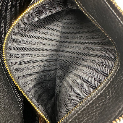 interno Borsa Prada in pelle martellata nera con parti metalliche dorate; munita di una tracolla amovibile e regolabile, da portare a mano, a spalla o a tracolla. Completa di dustbag, di lusso, originale, eccellenti condizioni, usata. 