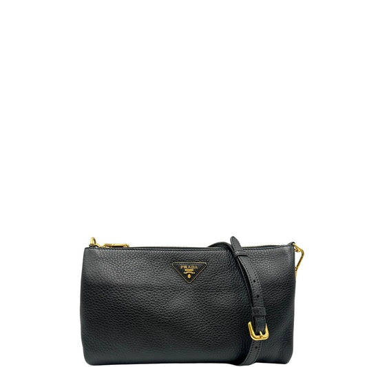 front Borsa Prada in pelle martellata nera con parti metalliche dorate; munita di una tracolla amovibile e regolabile, da portare a mano, a spalla o a tracolla. Completa di dustbag, di lusso, originale, eccellenti condizioni, usata. 