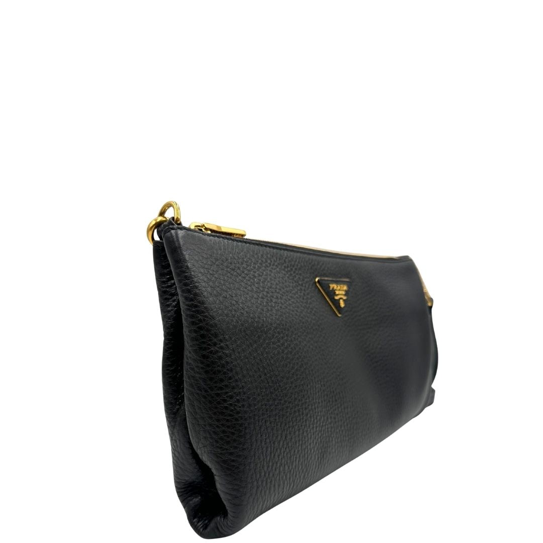 lato Borsa Prada in pelle martellata nera con parti metalliche dorate; munita di una tracolla amovibile e regolabile, da portare a mano, a spalla o a tracolla. Completa di dustbag, di lusso, originale, eccellenti condizioni, usata. 