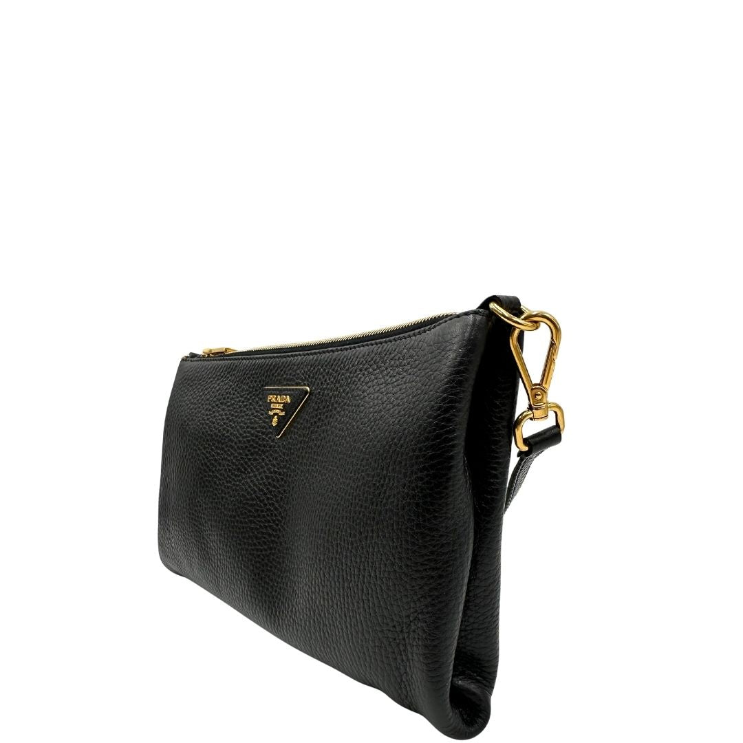 lato Borsa Prada in pelle martellata nera con parti metalliche dorate; munita di una tracolla amovibile e regolabile, da portare a mano, a spalla o a tracolla. Completa di dustbag, di lusso, originale, eccellenti condizioni, usata. 