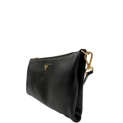 lato Borsa Prada in pelle martellata nera con parti metalliche dorate; munita di una tracolla amovibile e regolabile, da portare a mano, a spalla o a tracolla. Completa di dustbag, di lusso, originale, eccellenti condizioni, usata. 